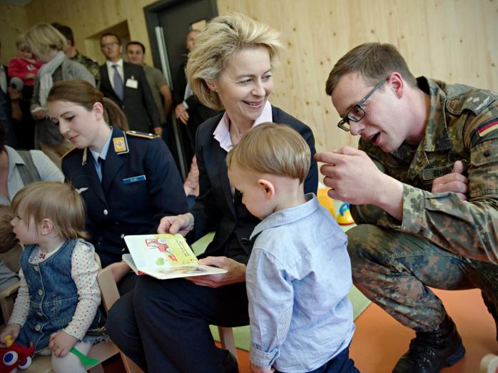 595319504-ursula-leyen-kinderkrippe-bundeswehr-neubiberg-RPRpZDRCkee