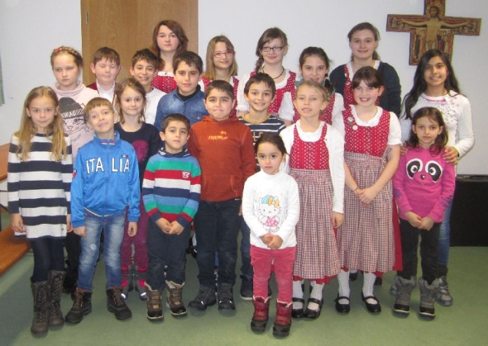 AKinderAsylantenundTrachtengruppeWindischbergerdorfFebruar2015_1_800