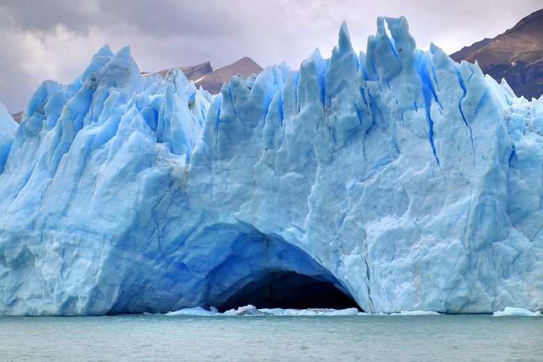 2048px-153_-_Glacier_Perito_Moreno_-_Grotte_glaciaire_-_Janvier_2010