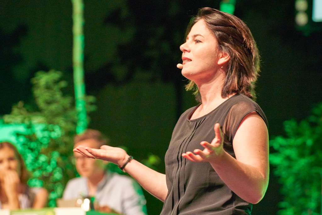 Dieses Bild hat ein leeres alt-Attribut; sein Dateiname ist 48067309911_0b05b6ed46_b_baerbock.jpg.